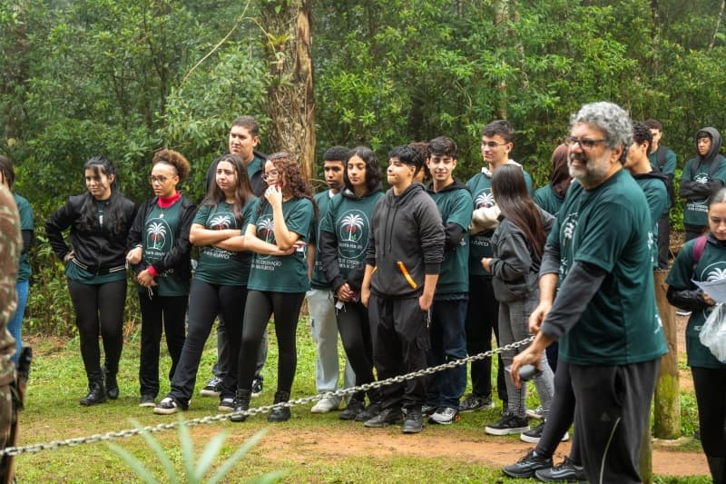 Jovens plantam palmeira-juçara no Mirante em ação de reflorestamento
