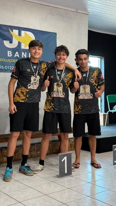 Mesa-tenistas de Tapiraí conquistam pódios em torneio regional